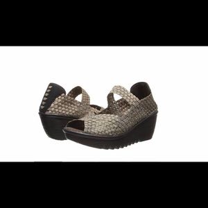 Bernie Mev. HALLE wedge.